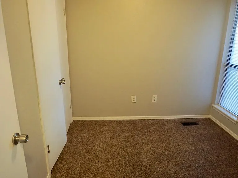 9027 N Rockwell Dr — Photo 20