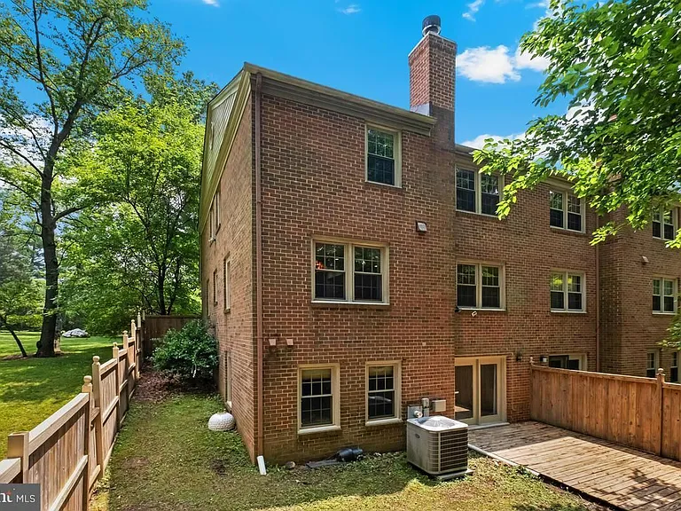 11426 Dorchester Ln — Photo 31