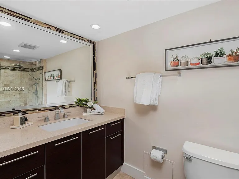 2301 Collins Ave #301 — Photo 11