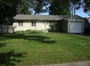 29 Blue Point Rd, Selden, NY 11784