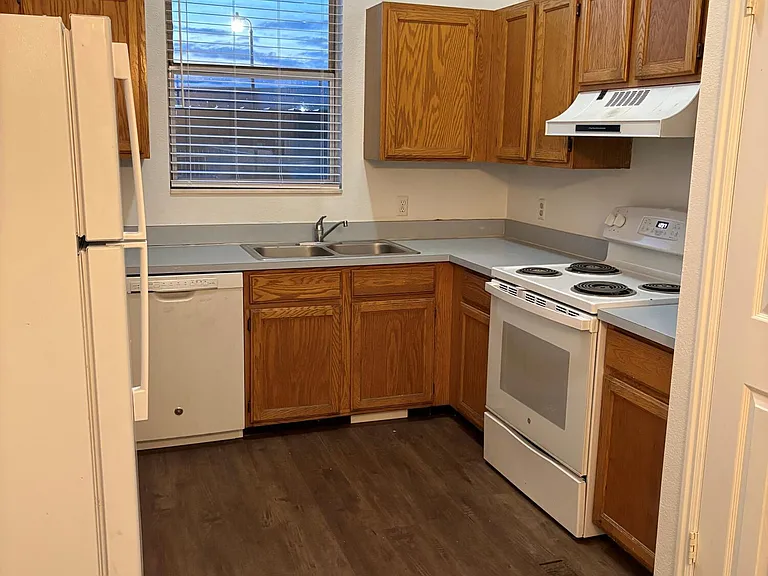 1050 E 500 S — Photo 3