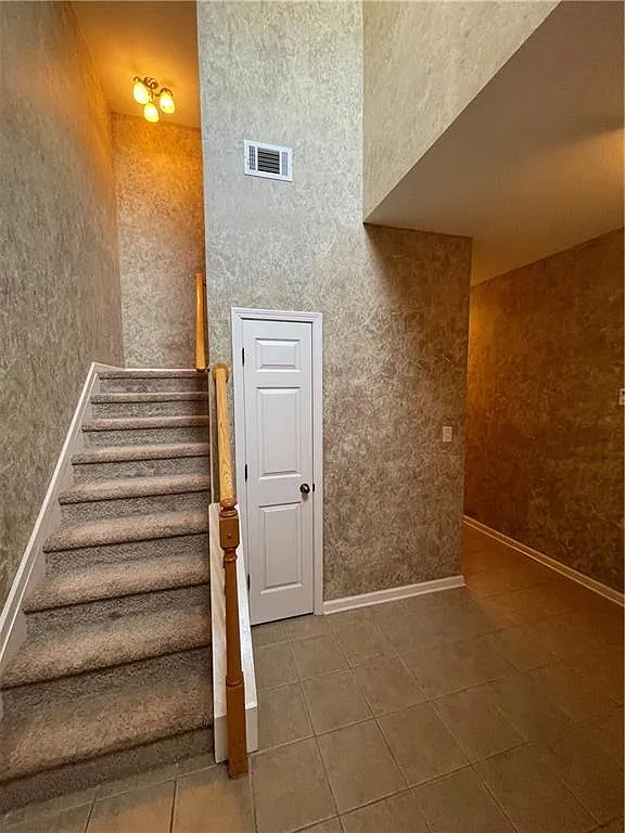 4 bed, 4.0 bath, 2273 sqft, $2,200 — Photo 2