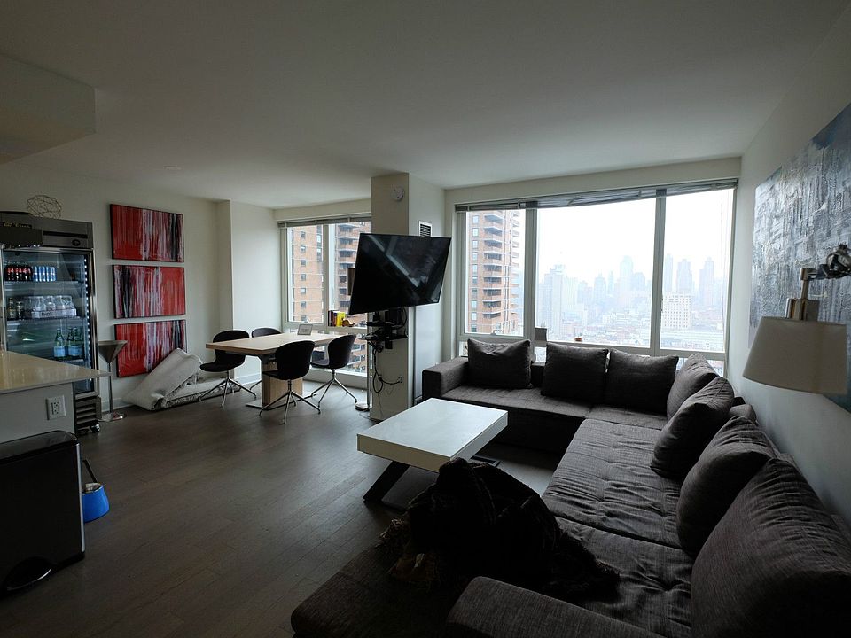 1st image of 450 W 42nd St APT 33S