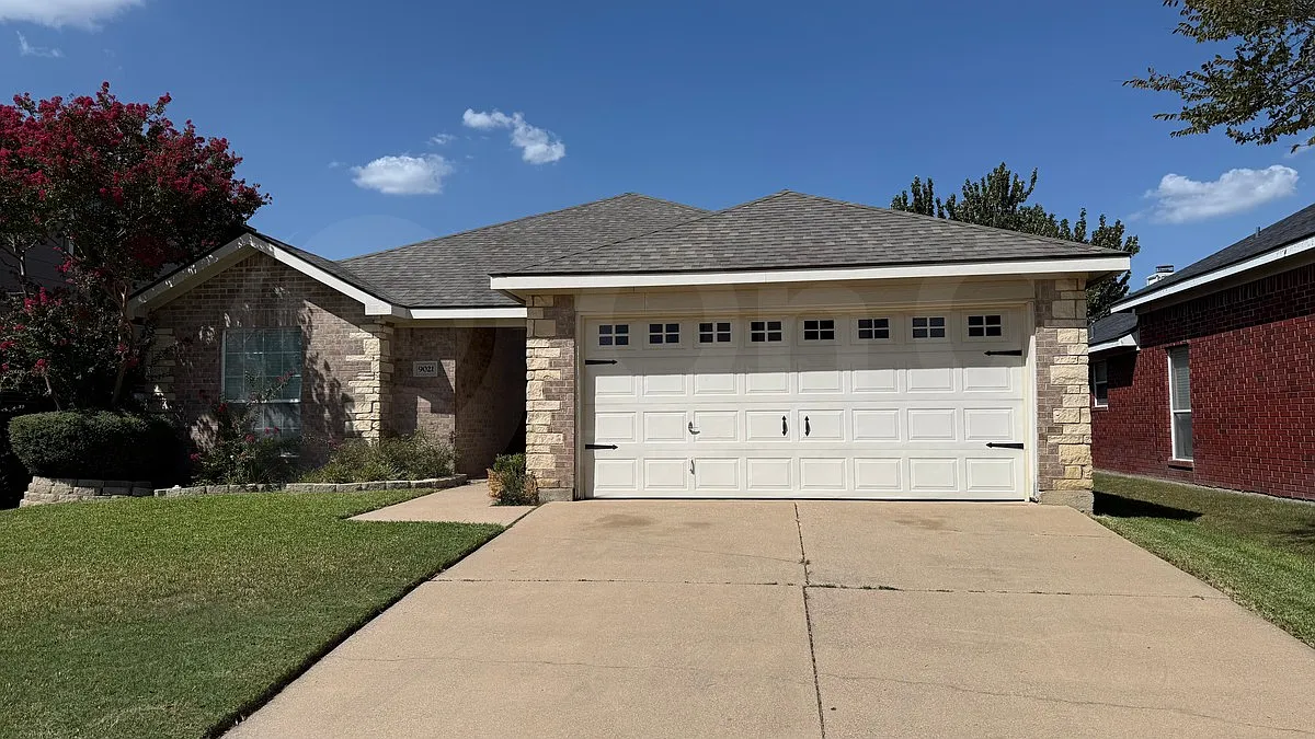 3 bed, 2.0 bath, 1365 sqft, $2,100 — Photo 1