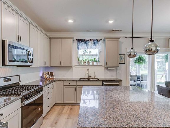 3rd image of 42 Sinclair Cir