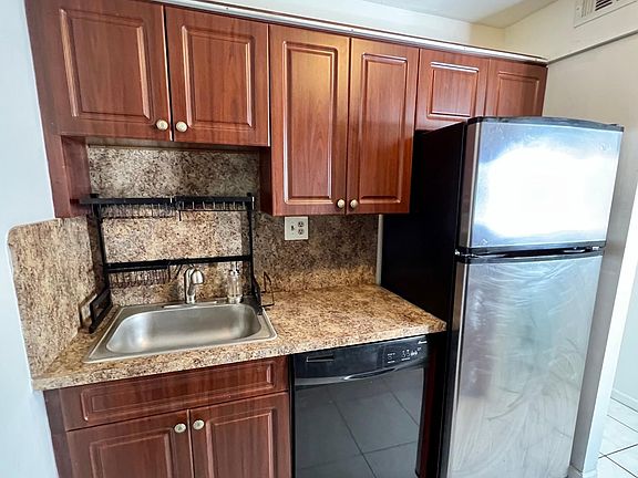 FUNCTIONAL KITCHEN WITH GOOD VENTILATION AND EXTRACTOR FAN