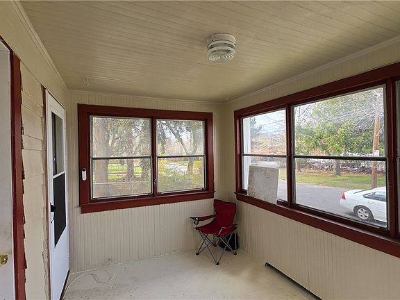 3rd image of 547 Avis St