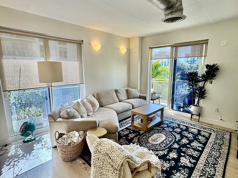 455 NE 25th St #401 — Photo 3