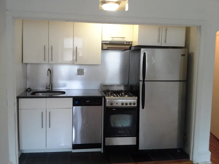 Update kitchen SS/granite/Slate, gas Avanti Range and Dishwasher