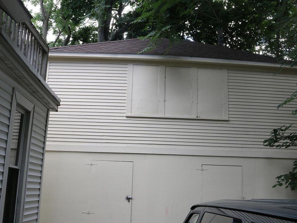 2nd image of 320 Michigan Pl NE