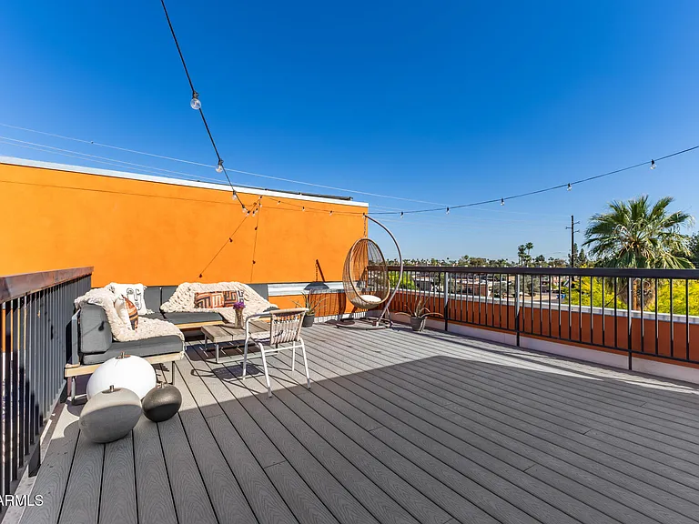 2740 E Roma Ave — Photo 36