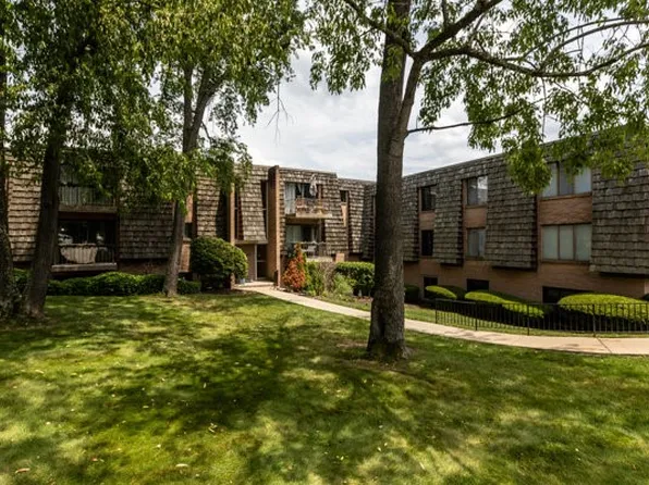 1325 Forest Green Dr, Coraopolis, PA 15108