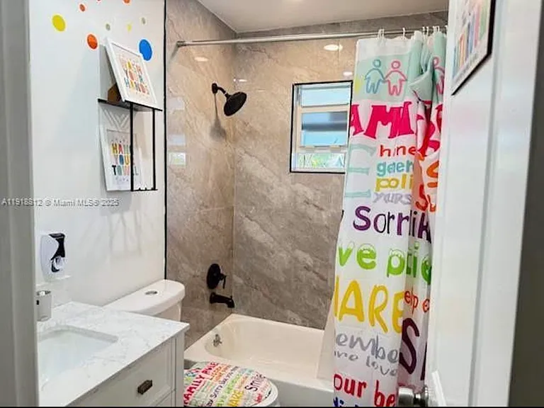 7523 SW 7th Pl — Photo 7