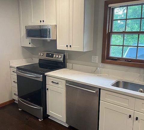 4th image of 221 Russell St