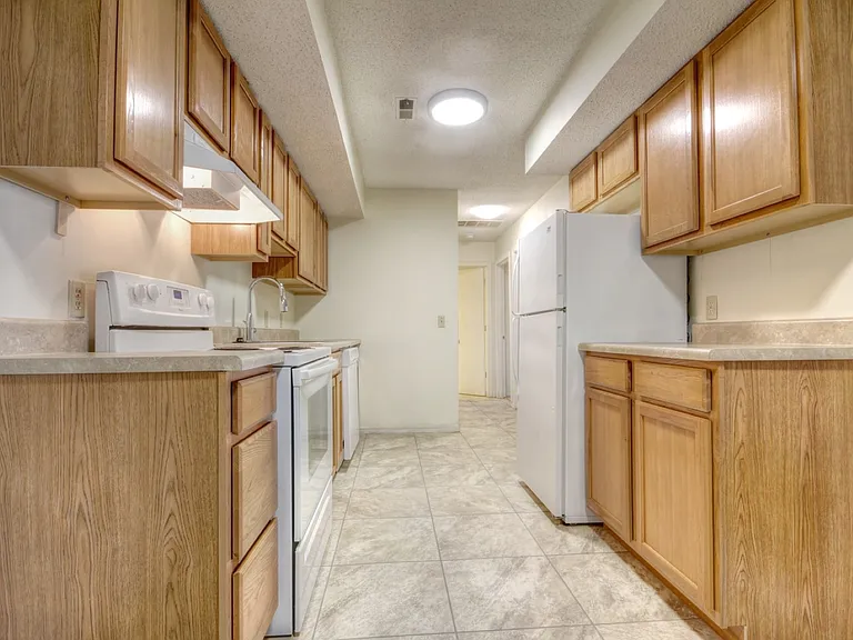 1902 Karen Ct — Photo 2