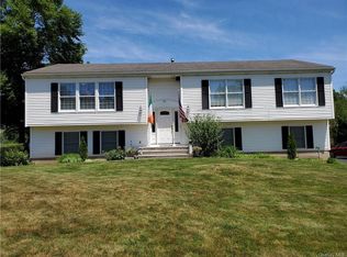 18 Azalea Dr, Nanuet, NY 10954