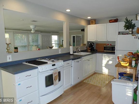 2nd image of 1830 Stanley Pl