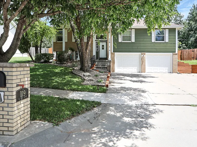 119 N Kaw Dr — Photo 2