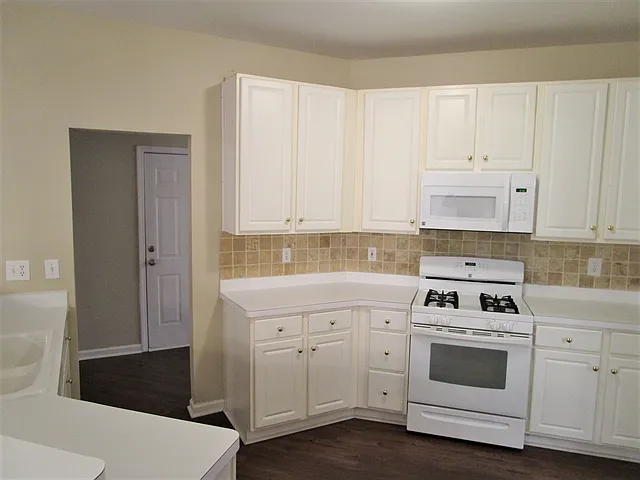 4 bed, 2.5 bath, 2870 sqft, $2,620 — Photo 2