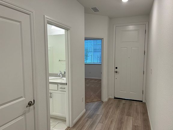 3rd image of 212 Elk Creek Dr