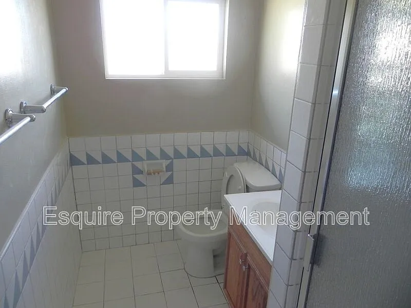 3 bed, 2.0 bath, 1071 sqft, $3,295 — Photo 4
