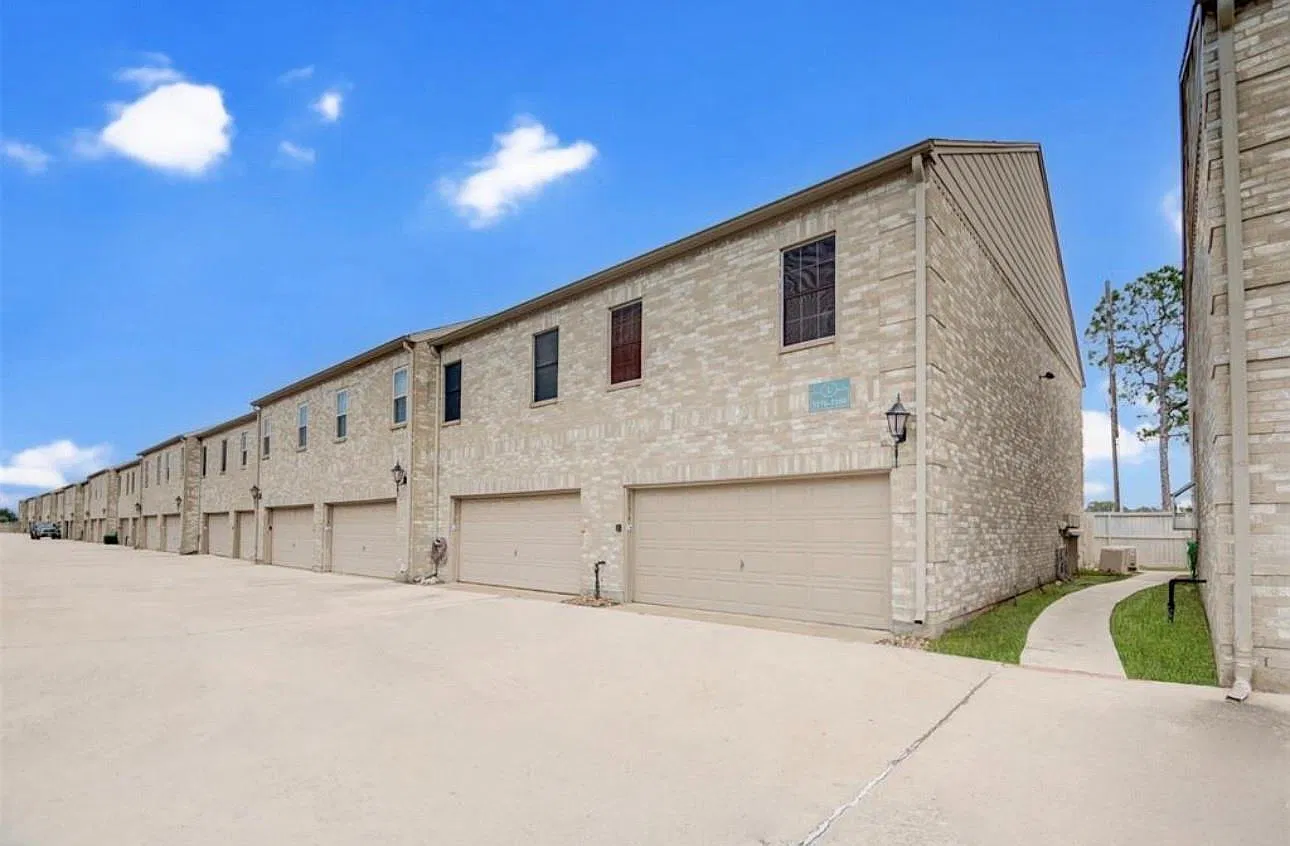 2 bed, 2.5 bath, 1600 sqft, $1,795 — Photo 3