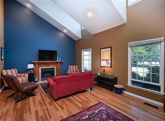 3rd image of 310 Demaria Dr