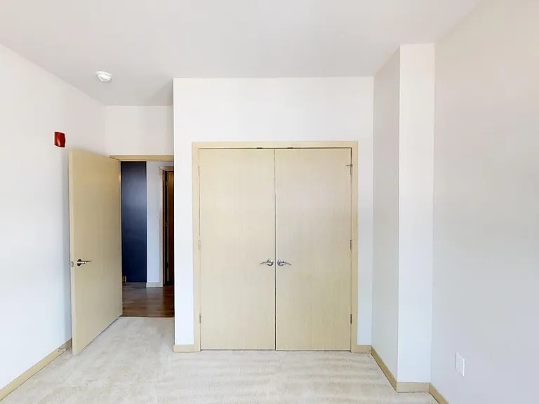 902 Drake St — Photo 89