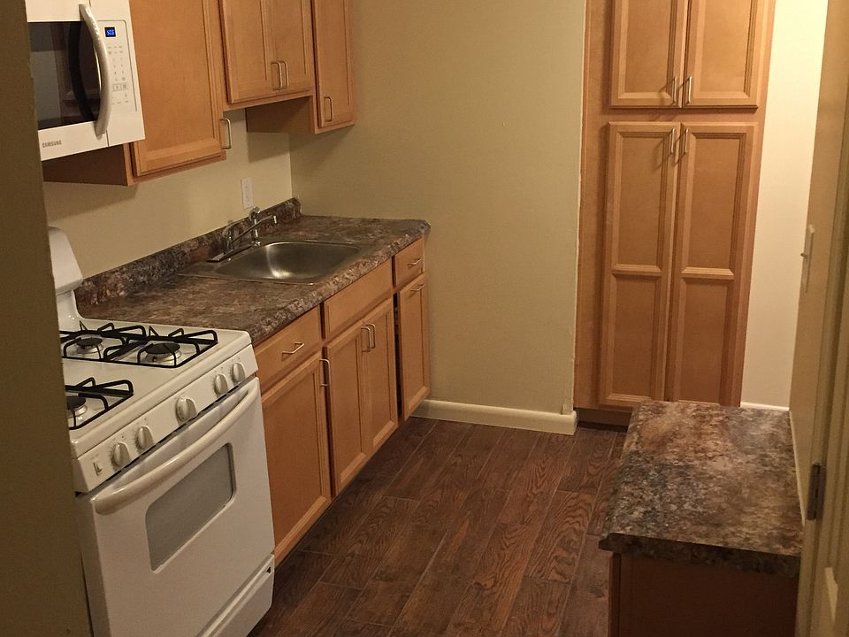 New renovated kitchen, gas range, large pantry
