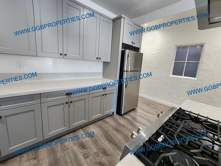 310 W 8th St — Photo 3