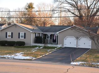 15 Meadowood Ln, Old Saybrook, CT 06475