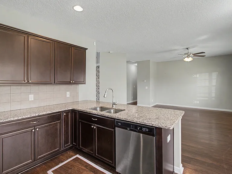 976 Oak Crest Dr — Photo 7