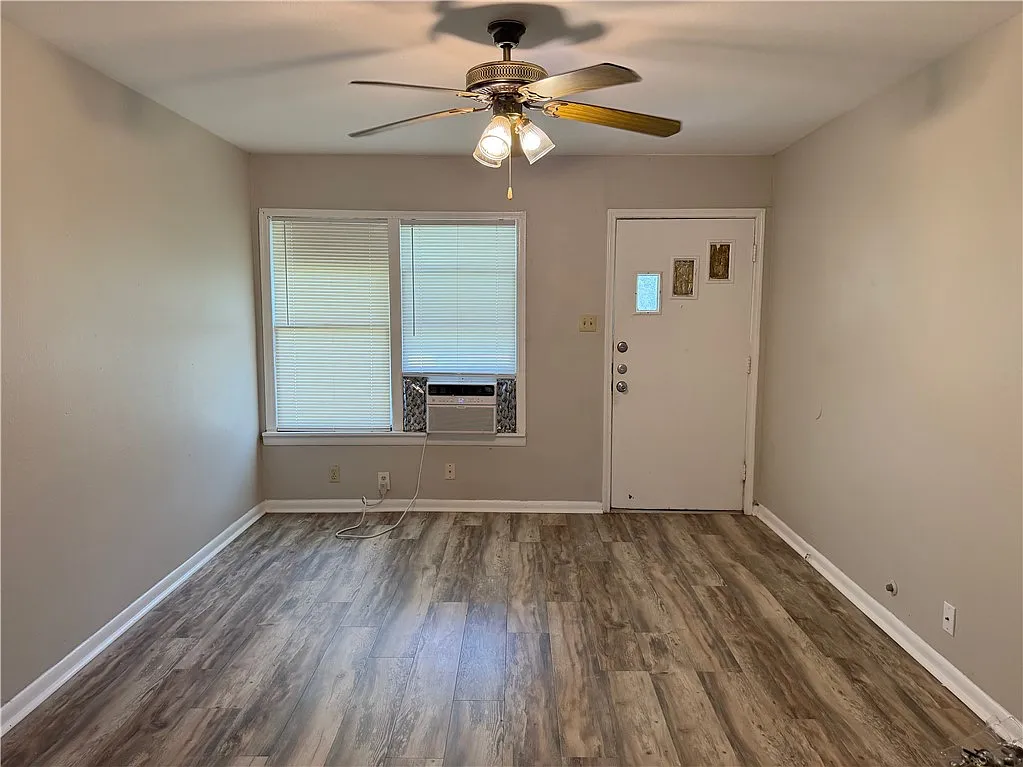 2 bed, 1.0 bath, 799 sqft, $995 — Photo 2