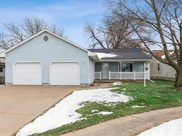 1045 Sweetbriar Ln, Clinton, IA 52732