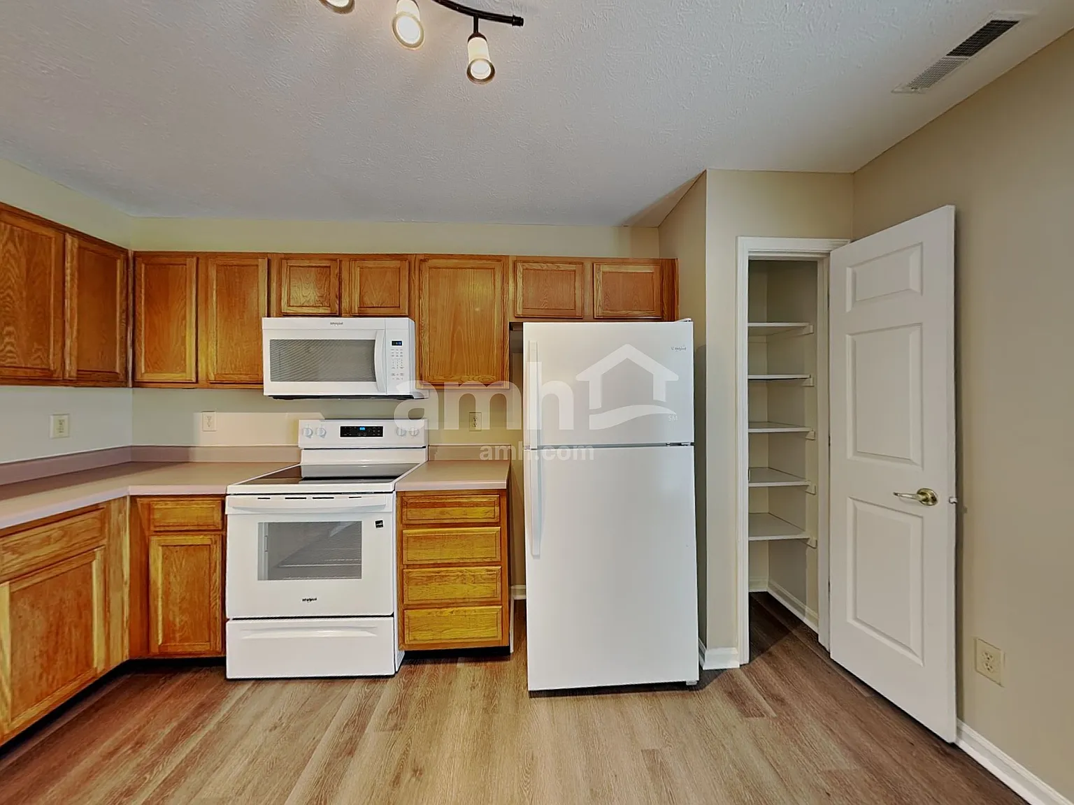 3 bed, 2.5 bath, 1580 sqft, $2,005 — Photo 3
