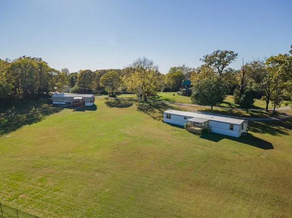 990 Community Rd, Nunnelly, TN 37137