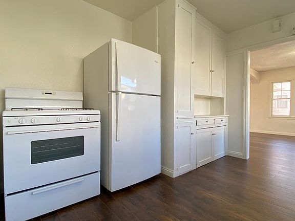 4th image of 611 1/2 W 41st Pl