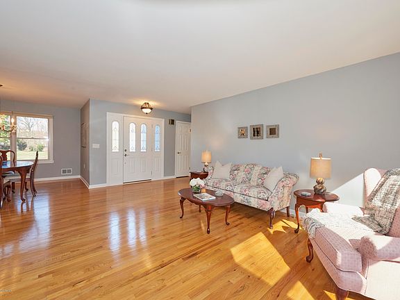 4th image of 550 Oak St