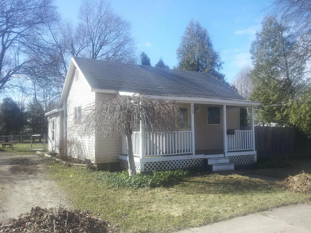 40 E Mark St photo 1