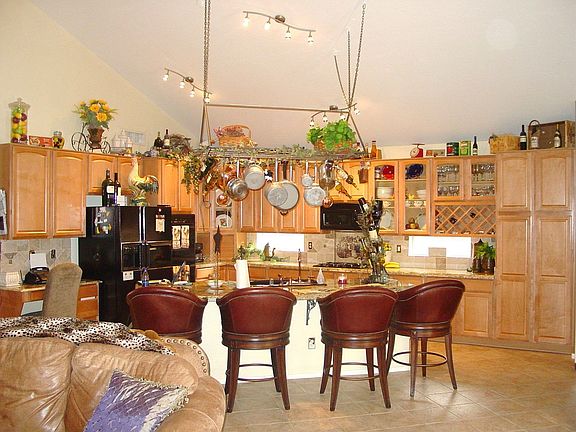 Gourmet kitchen w/ granite and custom cabinets!