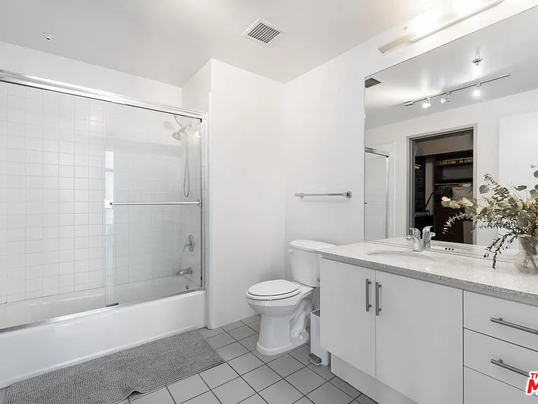 330 E 11th St #607 — Photo 16