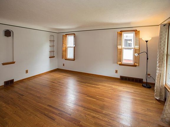 5th image of 3662 W 102nd St