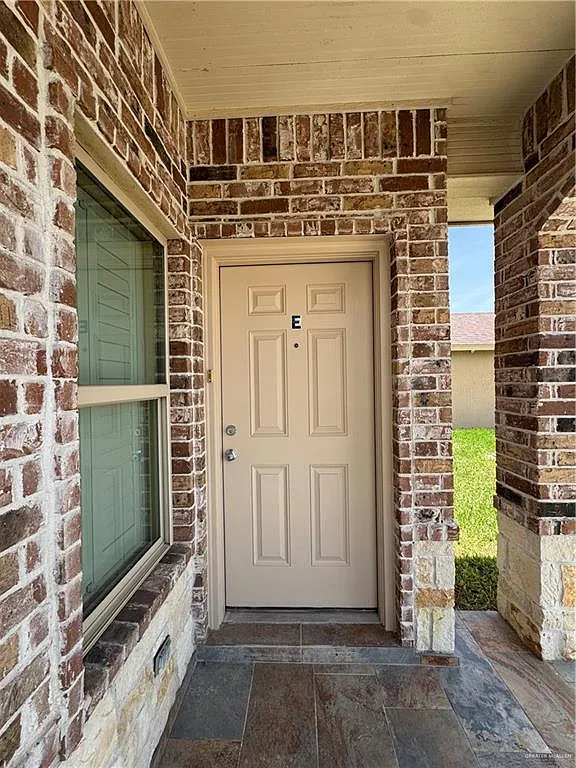 3 bed, 2.0 bath, 1400 sqft, $1,200 — Photo 2