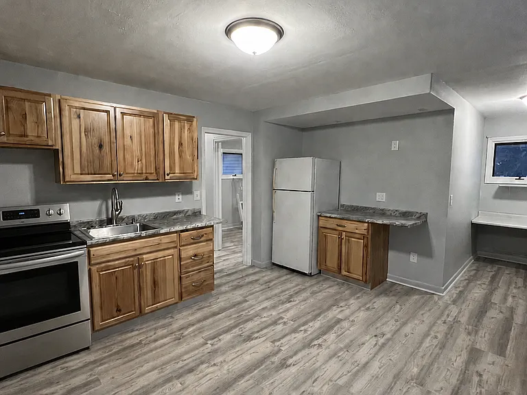 302 E Walnut St #C — Photo 1