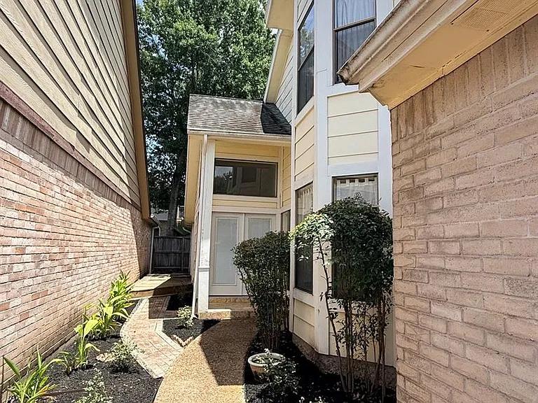 1208 Normans Woods St — Photo 22