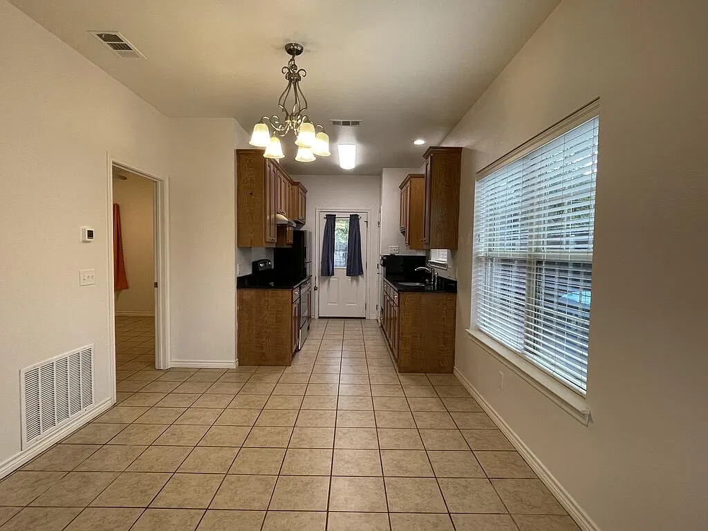 2 bed, 1.0 bath, 950 sqft, $1,425 — Photo 3