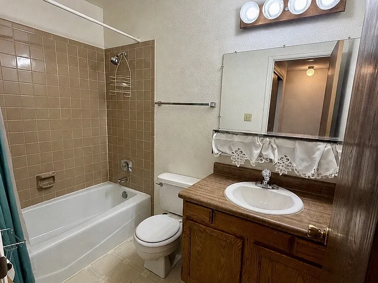 2 bed, 1.0 bath, 969 sqft, $1,350 — Photo 16