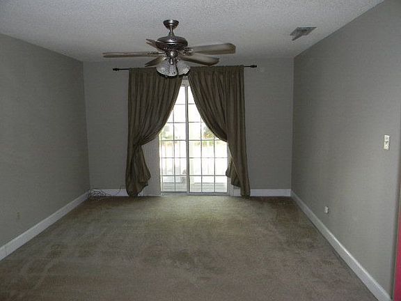 Master bedroom w' deck