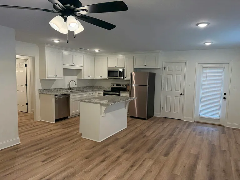 203 E 6th Ave — Photo 3