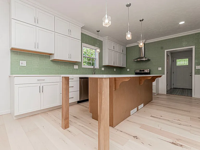 829 Broadway Ave — Photo 10
